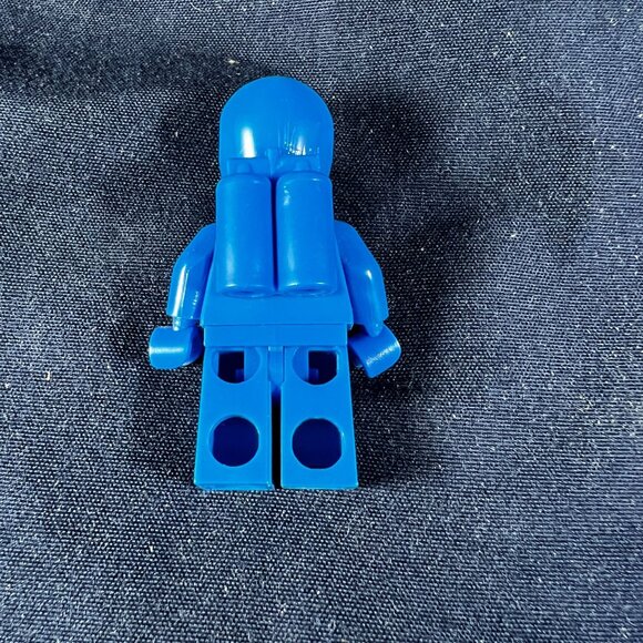 Vintage 1980s Lego Classic Space Blue Minifigure Astronaut With Logo On Chest - Picture 2 of 2